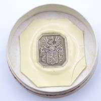 Auktion 500011 / Los  <br>runde Schachtel mit Wappen, D. 4,0cm