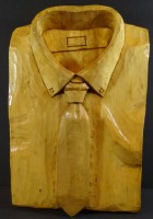 Auktion 339 / Los 15049 <br>Holz-Wandplatte "Hemd mit Schlips", 35x5 cm