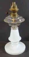Auktion 339 / Los 16035 <br>Petroleumlampenstand aus Milchglas, H-32 cm
