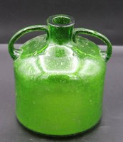 grüne Kunstglas-Henkelvase, H-15cm.