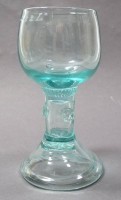 Weinrömer aus blau-grünlichem Glas mit Beerennoppen, H. 16,5 cm, mit eingraviertem Messstrich