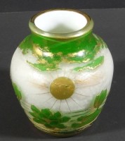 Jugendstil-Vase, überfangen und geschnitten, bemalt, leichte Altersspuren, wohl Frankreich ? H-8 cm