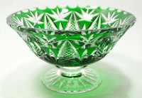 Grün überfangene und geschliffene Glasschale mit Fuß, H. 8 cm, Ø 13,5 cm