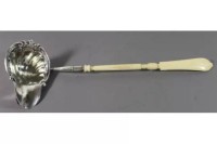 Auktion 368 / Los 11041 <br>Bowlenkelle, um 1880, Silber (wohl l&ouml;tig) mit Beingriff, L-38,5cm.