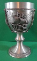 Los  <br>Zinnpokal mit Segelschiff-Motiven. H-14 cm