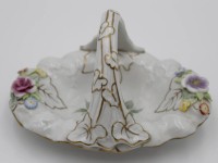 Los 8052 <br>Korbschale mit aufgesetzten Blüten und floraler Bemalung, PMP, ca. H-11,5cm B-18,5cm.