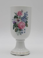 Auktion 345 / Los 8006 <br>Vase auf Stand, Hutschenreuther, florales Dekor, Marke durchschliffen, H-20,8cm.