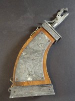 Los  <br>g. Pulverhorn, Oliven-Holz/Messing mit Jagdszenen beidseitig, H-ca. 22 cm