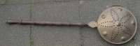 Auktion 500016 / Los  <br>dekorative Bettpfanne, Kupfer/Messing mit Holzgriff, Gebrauchsspuren, L-92 cm