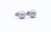 Auktion 500011 / Los  <br>Paar Ohrstecker mit grauen Perlen, Silber 925/000, D. 8,3mm, zus. 1,3g.