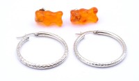 Los  <br>2 Paar Ohrringe, 925/000 und "Gummibären" nur versilberte Stecker, zus. 8,9g., L. 2,0cm, Creolen D. 3,6cm