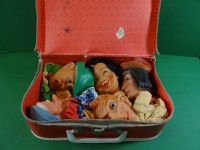 Los  <br>kl. alter Kinderkoffer mit 5 Handpuppen, Gummiköpfe