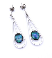 Auktion 336 / Los 1001 <br>Paar Ohrhänger mit Opale, Sterlingsilber, Schieber versilbert, L. 3,9cm, zus. 4,2g.