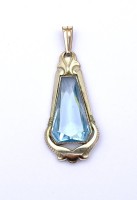 Auktion 336 / Los 1003 <br>Doublé Anhänger mit Farbstein, L. 5,3cm