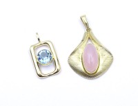 Auktion 336 / Los 1008 <br>Zwei Anhänger mit Farbsteinen, goldfarben, L. 2,6 - 3,7cm