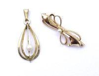 Auktion 336 / Los 1009 <br>Anhänger und Brosche mit Perlen, goldfarben, L. 3,5 - 3,8cm
