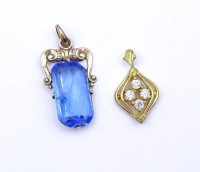 Auktion 336 / Los 1010 <br>Zwei goldfarbene Anhänger mit Farbsteinen, L. 1,8 - 2,7cm