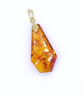 Auktion 336 / Los 1020 <br>Bernstein Anhänger mit Goldöse 333/000, L. 5,4cm, 4,30g., mehrmals min. Abplatzer