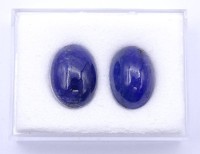 Auktion 336 / Los 1029 <br>2 Tansanit Cabochons, 23,6ct., kleine Abplatzer