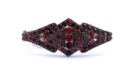 Auktion 336 / Los 1042 <br>Alte Granat Armspange, Tombak, 2 Steine fehlen