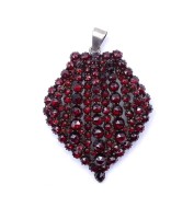 Auktion 336 / Los 1046 <br>Alter Granat Anhänger, Silber, vollständig, 5,0x3,5cm, 8,2g.