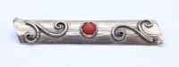 Auktion 375<br>835er Silber Brosche mit Koralle, L. 6,5cm, 7,0g.