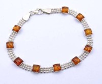 Auktion 375<br>Silber Armband mit Bernsteinen, L. 18,3cm, 6,3g.