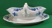 Auktion 361<br>Zwiebelmuster Sauciere, Meissen, Schwertermarke mit Unterstrich, H-9 cm, 21x14 cm