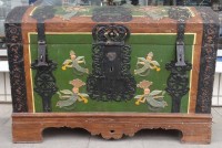 Auktion 336 / Los 14005 <br>grosse Altländer Hochzeitstruhe, dat. 1848, mit orig. Beschlägen, Schlüssel fehlt, farbig gefasst und mit posaunenden Engeln, Alters-u. Gebrauchsspuren, H-95 cm, B-130 cm, T-65 cm, ohne Schlüssel,  (Schnappschloss) lässt sich zurzeit nicht öffnen,