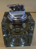 Auktion 500016 / Los  <br>Tischfeuerzeug in Rauchglas-Würfel, Ecken bestossen, H-9,5 cm, 7x7 cm
