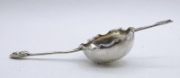 Auktion  / Los  <br>Versilbertes Teesieb, L. 15,3 cm, Ø ca. 5 cm, leichte Altersspuren