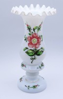 Los  <br>Milchglas Vase mit Blumen Dekor, H. 20cm