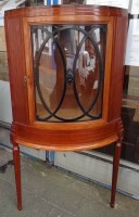 Auktion 357 / Los 14014 <br>Jugendstil-Eckvitrine auf zwei Beinen, Eckstück mit Wandbefestigung, leichte Gebrauchsspuren, innen ein Glasregal, H-115 cm, B-82 cm, T-42 cm