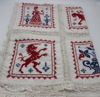 Auktion 336 / Los 13000 <br>gr. Tischdecke, bestickt, älter, Handarbeit, ca. 125 x 190cm.