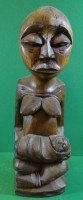 Auktion 344 / Los 15022 <br>afrikan. Holzschnitzerei "Mutter mit Kleinkind", H-32 cm