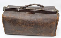 Auktion 338 / Los 13000 <br>Arzttasche um 1900, Leder, Alters-u. Gebrauchsspuren, ca. H-21cm B-47cm.