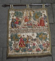 Auktion 336 / Los 13002 <br>Wandgobelin mit höfischen Szenen, ca. 80x65 cm, mit Eisen-Halter