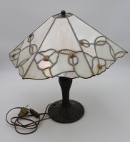 Auktion 338 / Los 16014 <br>Tischlampe in Tiffany-Art, ca. H-45cm.
