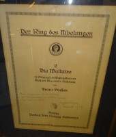 Auktion 336 / Los 5031 <br>Konzertplakat "Der Ring der Nibelungen" mit Widmung Siegfried Wagners, 1929, ger/Glas, RG 92x70 cm,  ,rückseitig Werbe-Aufkleber einer Bayreuther Kunsthandlung um 1940-50