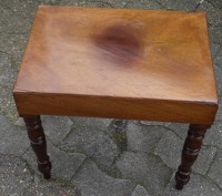Auktion 336 / Los 14017 <br>Bidet-Stuhl, Mahagoni, ohne Porzellaneinsatz, H-46 cm, 34x49 cm