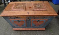 Auktion 336 / Los 14023 <br>Weichholz-Truhe unter Farbe, Skandinavien um 1850, Altersspuren, H-50 cm, 60x90 cm, Schlüssel anbei