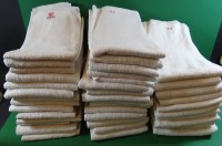 Auktion 336 / Los 13008 <br>39x Baumwoll/Leinen Handtücher mit Ziermonogramm, 40x120 cm