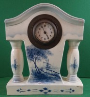 Auktion 336 / Los 2058 <br>Keramik Jugendstil-Kaminuhr, Blaumalerei, Werk steht, H-25 cm, B-22 cm, eine Ecke rückseitig bestossen