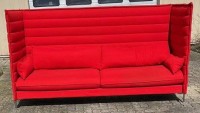 Auktion 337 / Los 14009 <br>Bouroullec, Ronan &amp; Erwan Dreisitzer-Sofa "Alcove". von Hersteller Vitra , Weil am Rhein, roter Stoffbezug, Gepflegter Zustand.  123x 230x 83 cm. Neupreis für Zweisitzer mit Metallrahmen € 7.960,-.