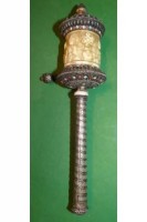 Auktion 369<br>alte Tibetanische Gebetsm&uuml;hle, Silber, umlaufendes Bein-Relief, besetzt mit roten und blauen Steinen, L-24 cm