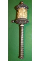 Auktion 369<br>alte Tibetanische Gebetsm&uuml;hle, Silber, umlaufendes Bein-Relief, besetzt mit roten und blauen Steinen, L-24 cm