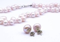 Auktion 375<br>Perlenkette und Ohrstecker, leicht rosa, Silbermonturen 925/000, Kette L. 50cm