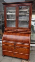 Auktion 336 / Los 14033 <br>Biedermeier Roll-Bureau mit Vitrinenaufsatz, Mahagoni um 1850, leicht überholungsbedürftig, ohne Schlüssel, H-205 cm, B-104 cm