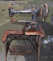 Auktion 336 / Los 14035 <br>antike "Singer" Ledernähmaschine, ungepflegt und wohl nicht mehr funktionstüchtig, H-112 cm, B-68 cm
