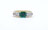 Auktion 337 / Los 1002 <br>Goldring mit Smaragd und Brillanten, GG 750/000, ungestempelt-geprüft, Smaragd ca. 2,0ct., Brillanten zus. ca. 0,34ct., 8,8g., RG 56